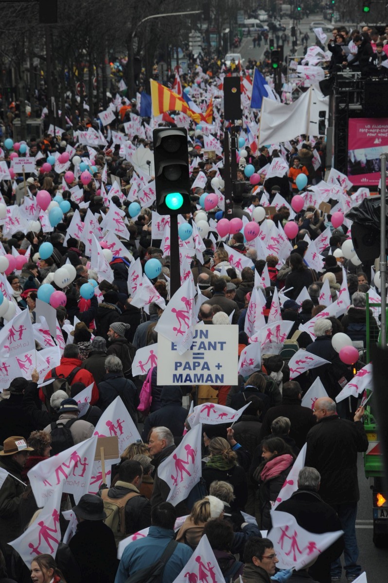 Οι gay γάμοι στο Παρίσι διχάζουν