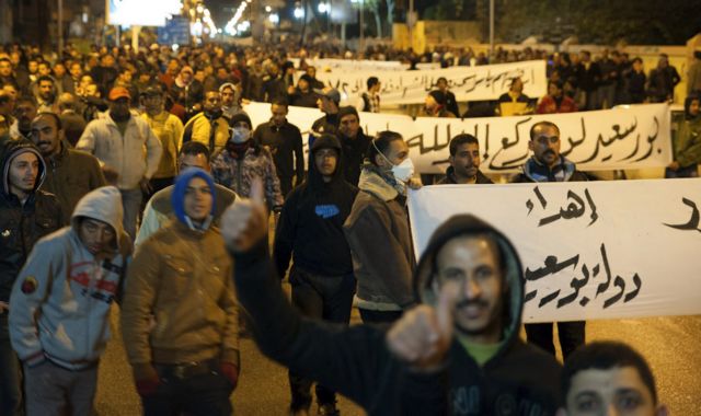 Στους δρόμους τη νύχτα οι Αιγύπτιοι, αψηφώντας την απαγόρευση κυκλοφορίας
