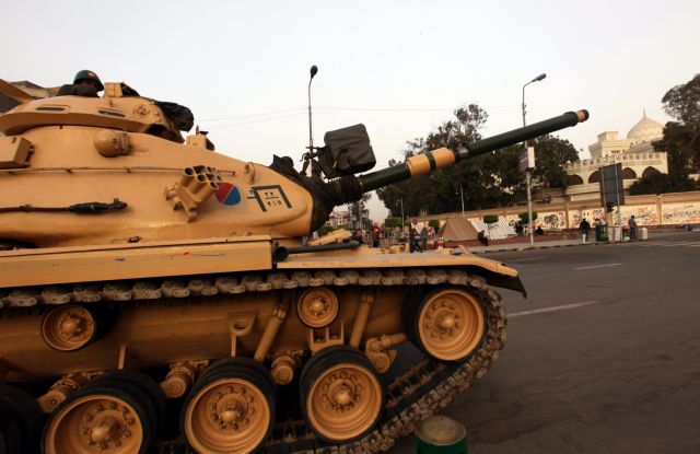 Απειλή στα «θεμέλια της Αιγύπτου» βλέπει ο στρατός στην πολιτική κρίση