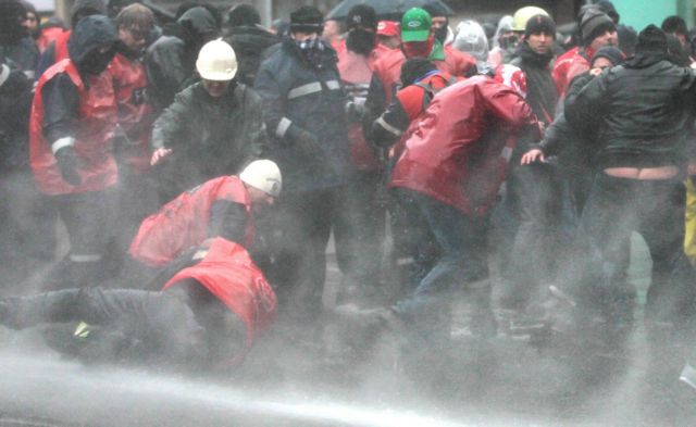 Πεδίο μάχης το Βέλγιο μεταξύ αστυνομίας και εργαζομένων χαλυβουργίας