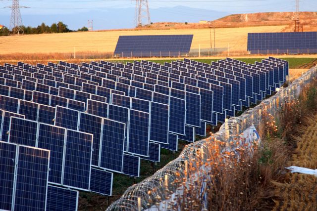 Τροπολογία στη Βουλή για την εισφορά και την τιμή αναφοράς στα φωτοβολταϊκά