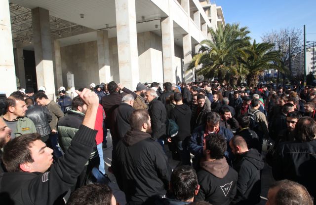 Στον εισαγγελέα θα οδηγηθούν οι 35 της κατάληψης στο υπουργείο Εργασίας