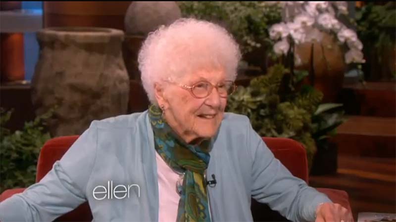 Ετών 105 και μόλις ανανέωσε το δίπλωμα οδήγησής της