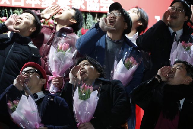 Ιάπωνες διαλαλούν την αγάπη για τις συζύγους τους