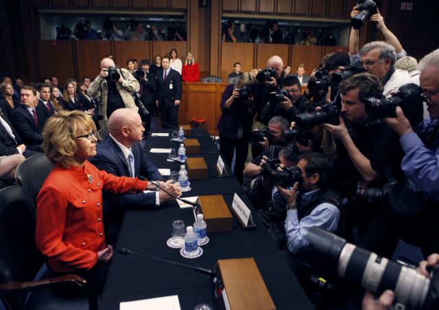 «Κάντε κάτι τώρα» καλεί η Γκίφορντς το Κογκρέσο για την οπλοκατοχή