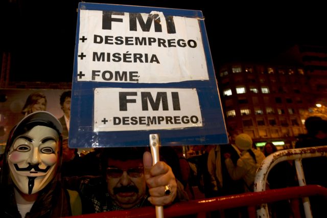 Νυχτερινή διαμαρτυρία μπροστά από την αντιπροσωπεία του ΔΝΤ στην Πορτογαλία