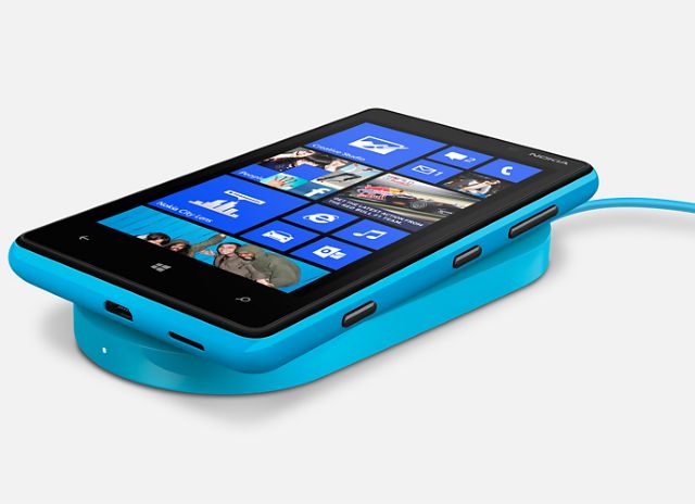 Στις 6 Φεβρουαρίου 2013 κυκλοφορεί στην Ελλάδα το Nokia Lumia 820