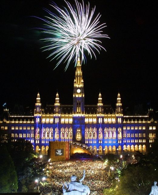 Εκατοντάδες χορoεσπερίδες ανοίγουν την αυλαία των Αποκριών στη Βιέννη