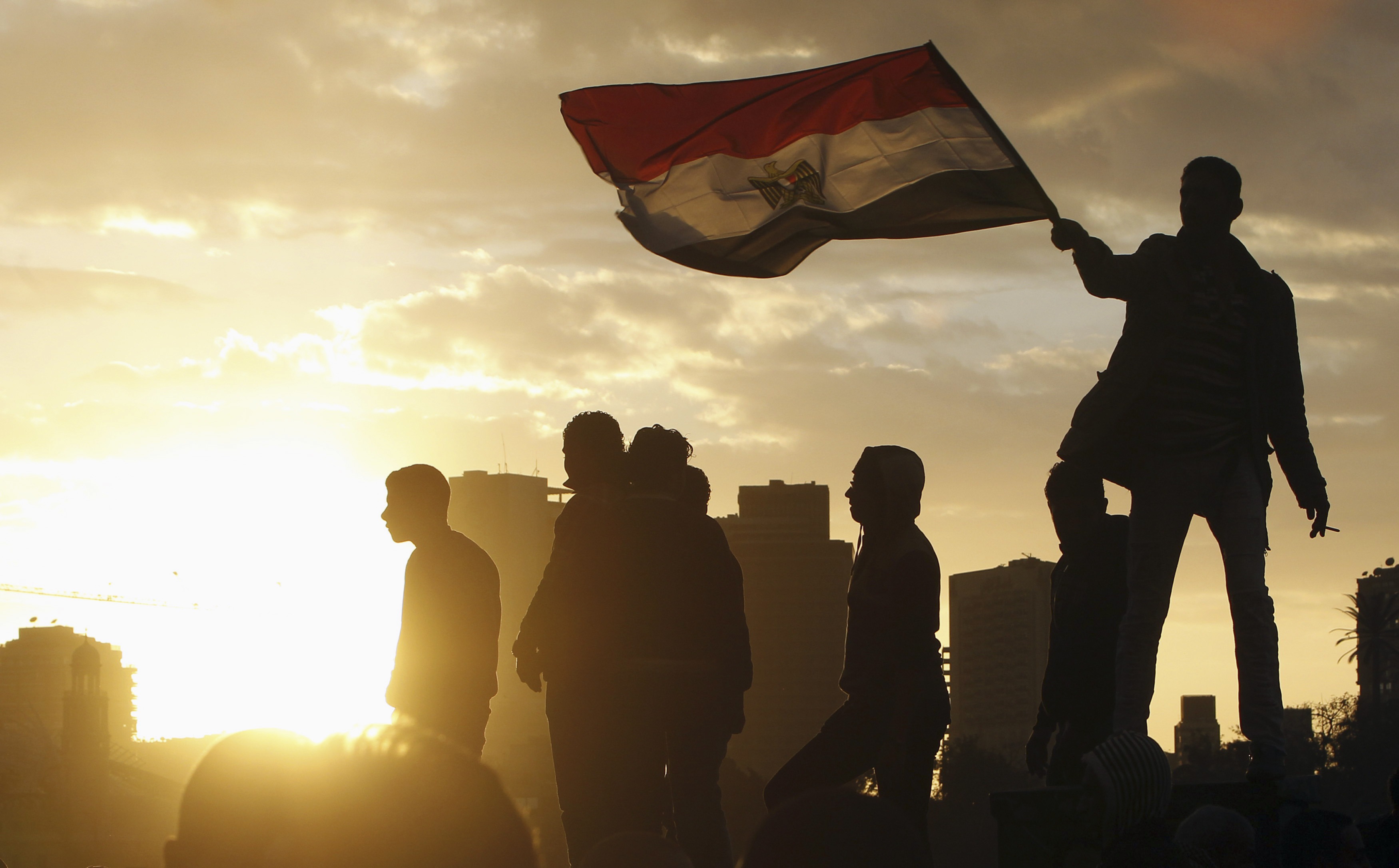 Μολότοφ, συγκρούσεις και συνθήματα έξω από το προεδρικό μέγαρο στο Κάιρο