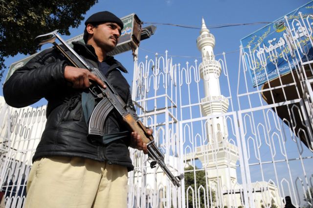 Πολύνεκρη επίθεση αυτοκτονίας έξω από τζαμί στο Πακιστάν