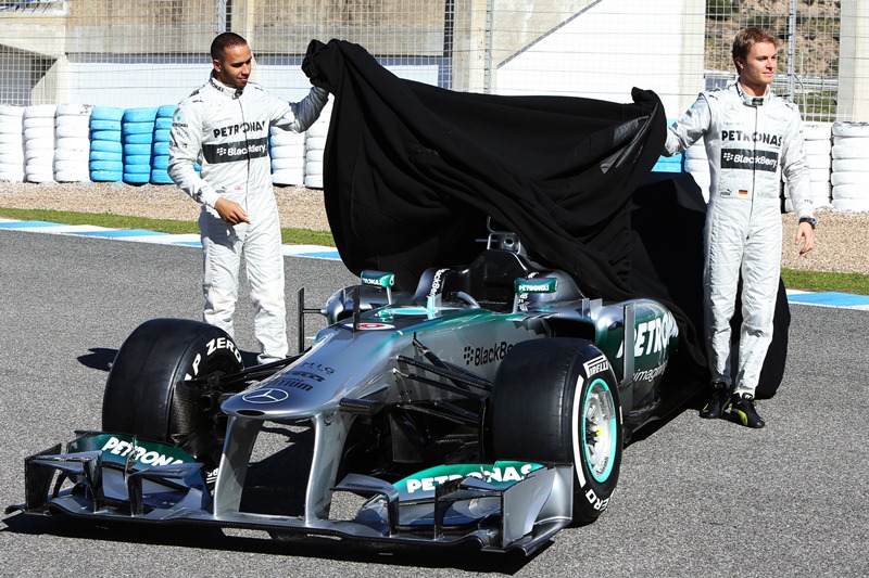 Μετά από δύο προσπάθειες η Mercedes AMG GP W04 αποκαλύφθηκε