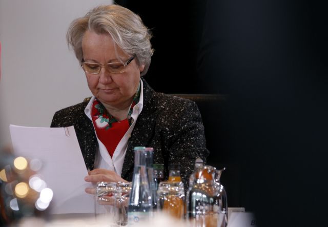 Έχασε το διδακτορικό της η γερμανίδα υπουργός Παιδείας εξαιτίας λογοκλοπής