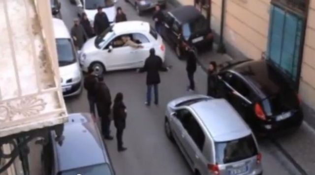 Χάος σε δρόμο της Νάπολης έφερε αδέξιος οδηγός