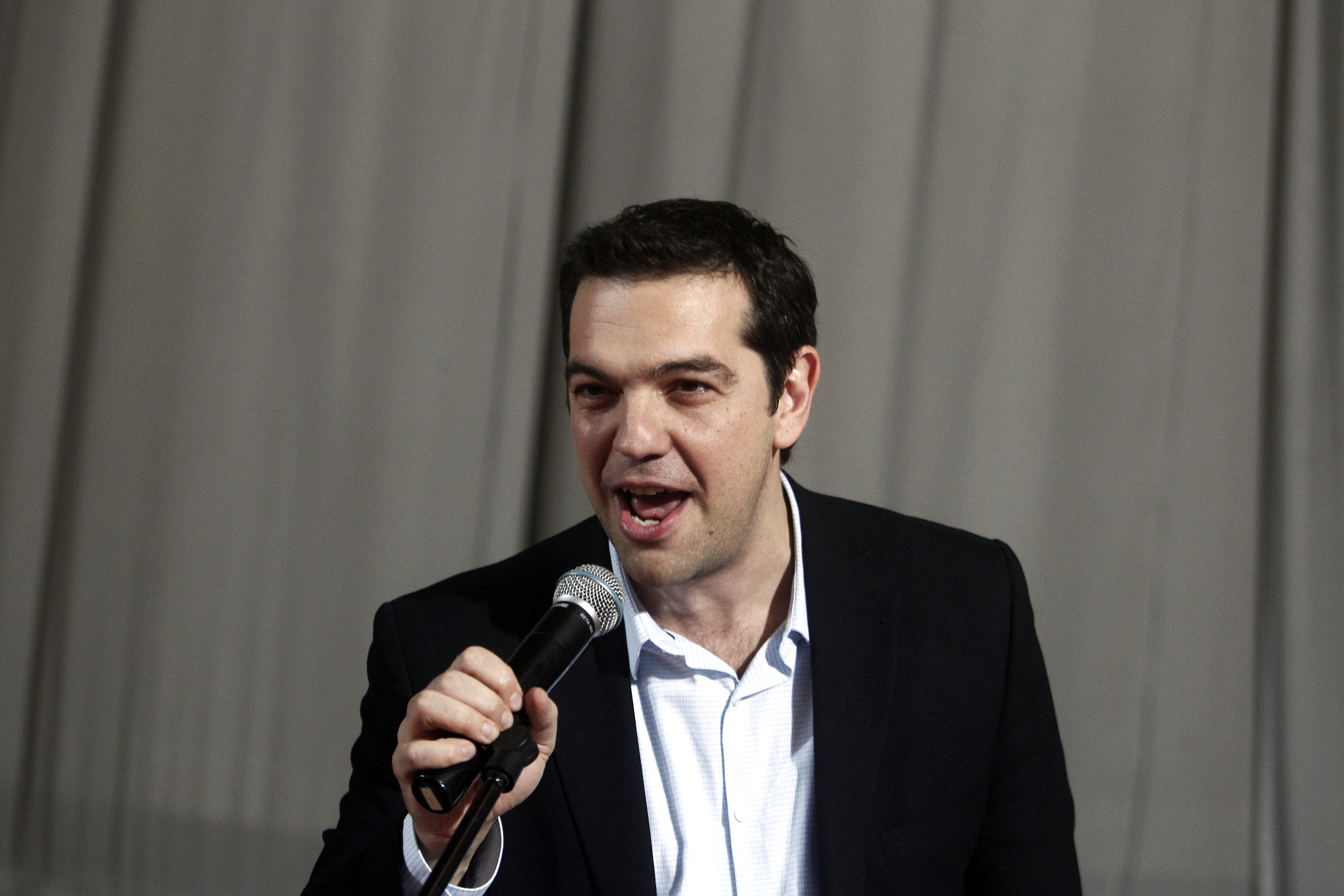 Ντροπή οι εικόνες έξω από το υπουργείο Αγροτικής Ανάπτυξης, είπε ο Αλ.Τσίπρας