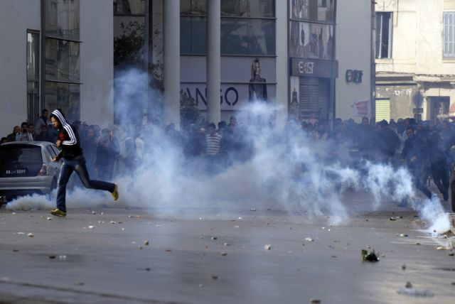Βαθαίνει η κρίση στην Τυνησία μετά τη δολοφονία πολιτικού της αντιπολίτευσης