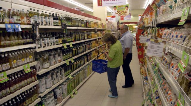 Επτά στους δέκα καταναλωτές περιόρισαν ακόμη και είδη διατροφής