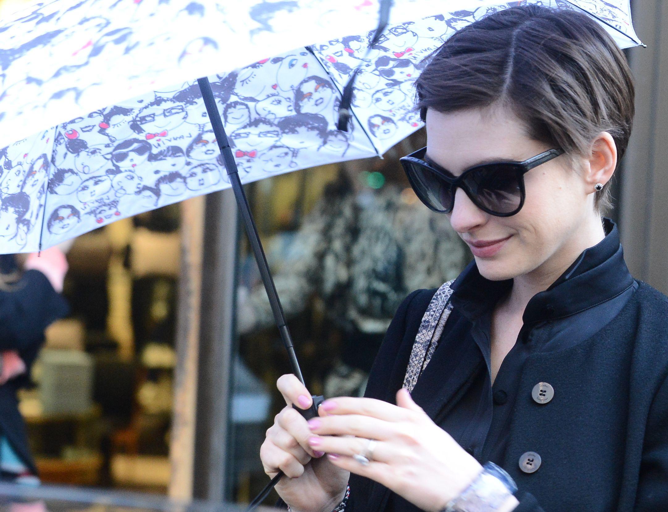 Anne Hathaway: Τι ψώνισε στο Παρίσι