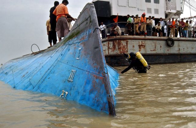 Ανατροπή φέριμποτ στο Μπαγκλαντές με περίπου 100 επιβάτες