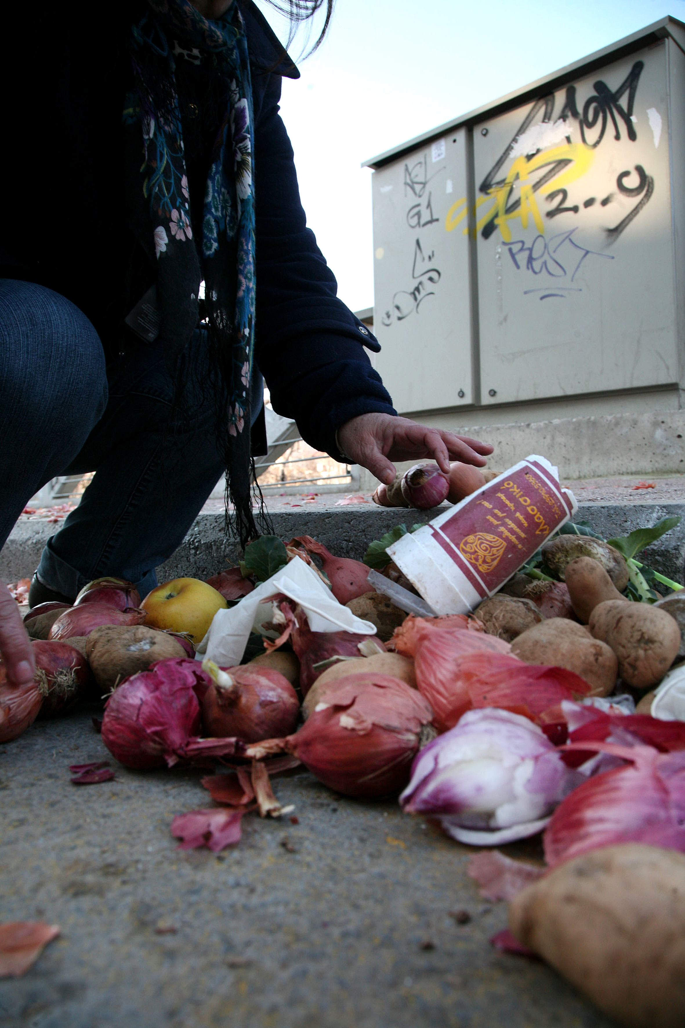 Γερμανοί αναζητούν τροφή στα σκουπίδια των σούπερ μάρκετ από άποψη