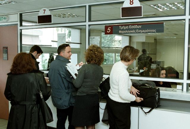 Δριμύ κατηγορώ εφοριακών κατά Στουρνάρα με αφορμή τα μειωμένα έσοδα