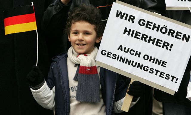 Ιθαγένεια πρέπει να διαλέξουν οι μετανάστες δεύτερης γενιάς στη Γερμανία