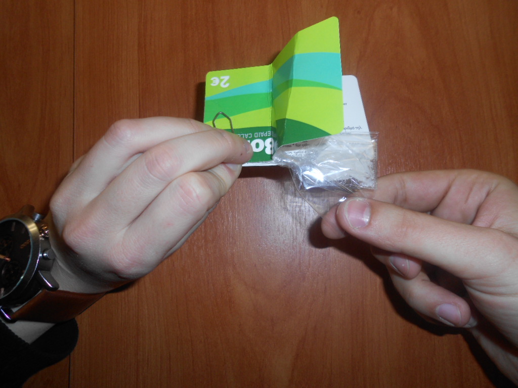 Συλλήψεις για την πώληση κρυσταλλικής μεθαμφεταμίνης μέσα σε τηλεκάρτες