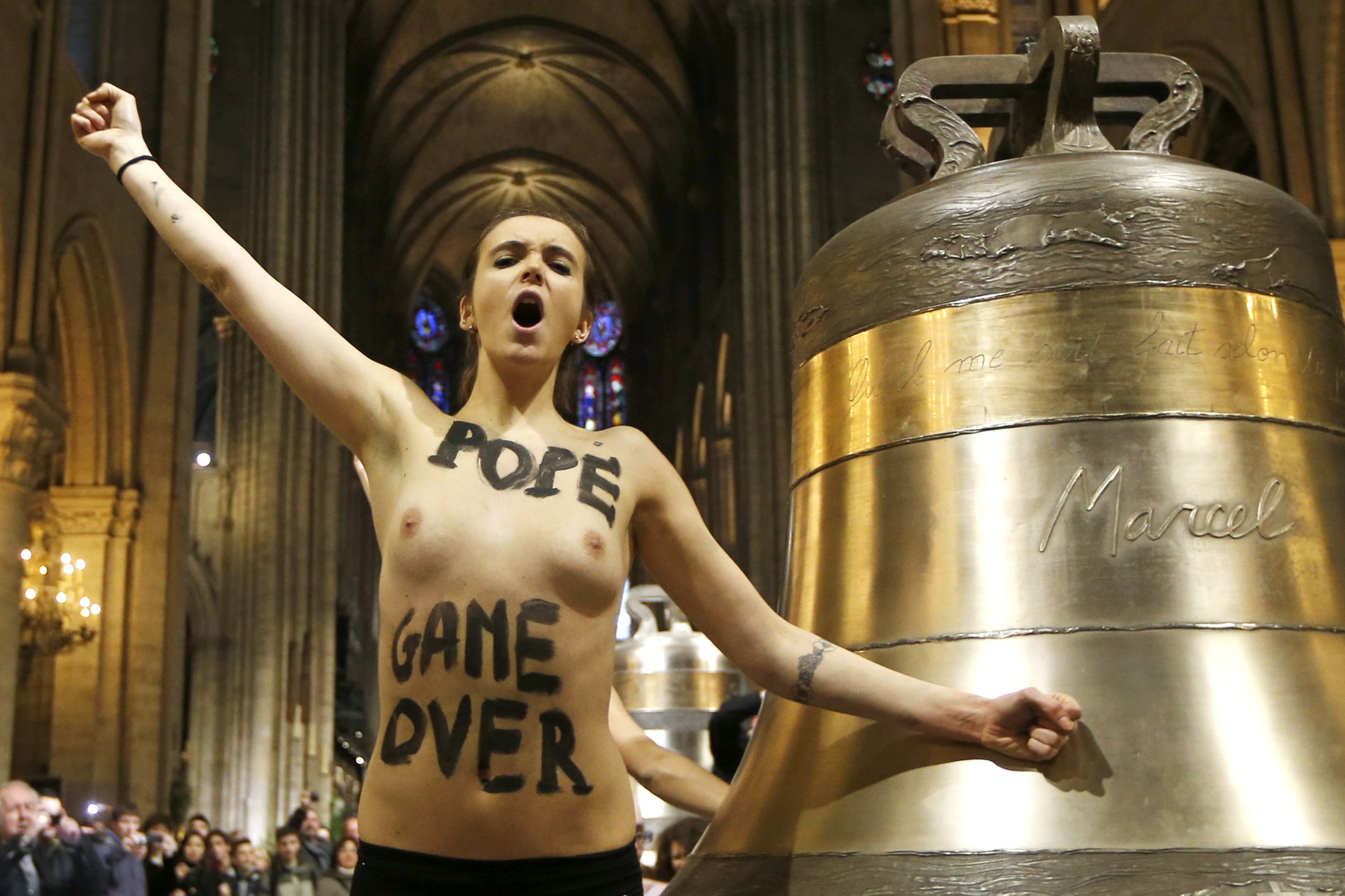 «Όχι άλλο Πάπα» φώναξαν γυμνόστηθες ακτιβίστριες στην Παναγία των Παρισίων