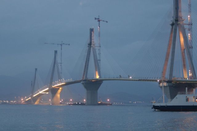 Φέρι μποτ προσέκρουσε στον πυλώνα στήριξης της γέφυρας του Ρίου