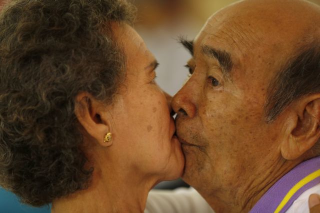 Ζεύγος 70χρονων φαβορί για το μεγαλύτερο σε διάρκεια φιλί