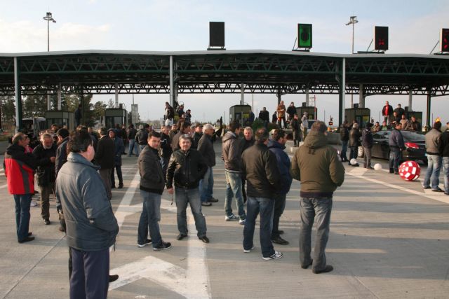 Κλιμακώνουν τον αγώνα τους οι Θεσσαλοί αγρότες