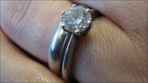 Παντρεύτηκε τον άνδρα που καταδικάστηκε για το φόνο της δίδυμης αδελφής της