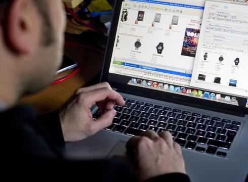 Ο «πειρασμός» του διαδικτύου μειώνει την παραγωγικότητα των εργαζομένων