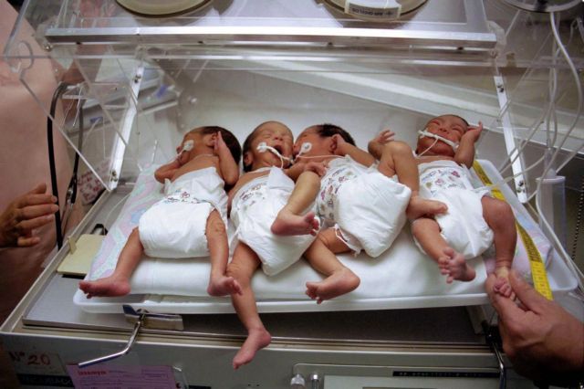 Γέννησε δύο σετ πανομοιότυπων διδύμων -τη μέρα του Αγίου Βαλεντίνου