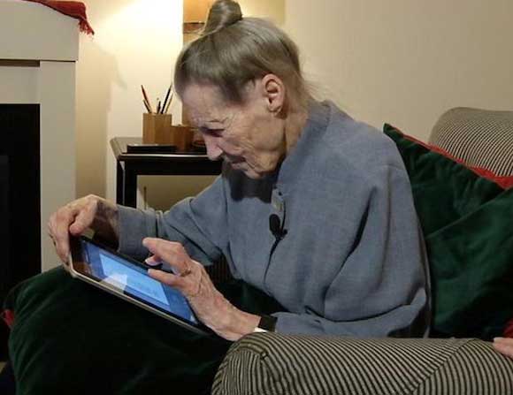 Ευκολότερη η ανάγνωση βιβλίου μέσω ταμπλέτας για τους ηλικιωμένους