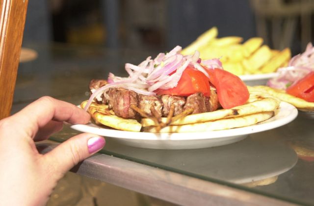 Βουτιά στην αγορά εστίασης λόγω κρίσης και ΦΠΑ