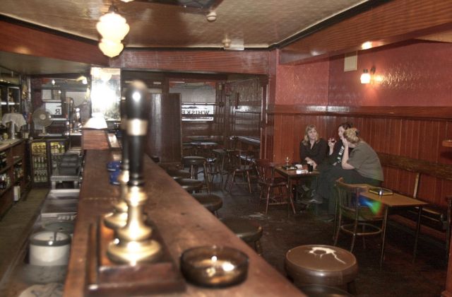 Δεκάδες «καλόγριες» τα έπιναν μέχρι πρωίας σε ιρλανδική παμπ