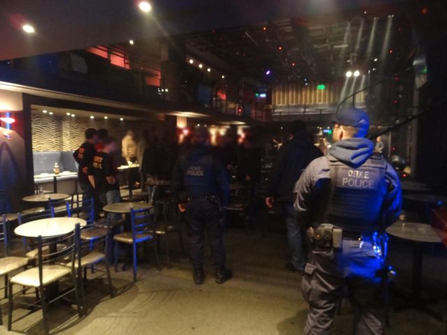 Δεκάδες συλλήψεις σε επιχείρηση της ΕΛ.ΑΣ. σε νυχτερινά κέντρα «strip show»