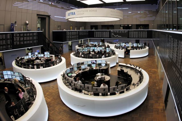 Η υποβάθμιση της Βρετανίας αποδυνάμωσε τη στερλίνα