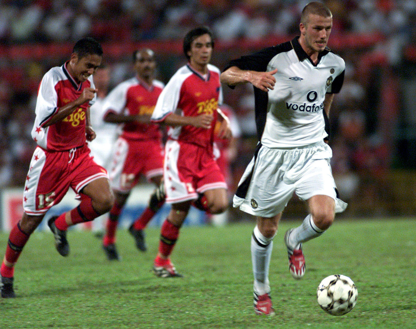 Πόρτα-πόρτα γυρίζουν οι ποδοσφαιριστές στη Σιγκαπούρη για να βρουν φιλάθλους