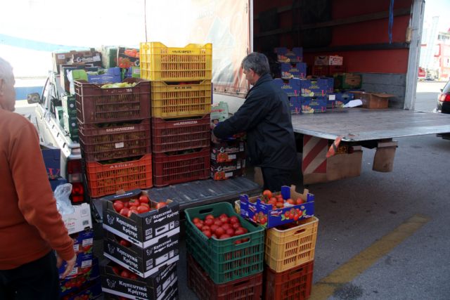 Φρούτα και λαχανικά μοιράζει η Ιεράπετρα σε κοινωνικά παντοπωλεία της Αττικής