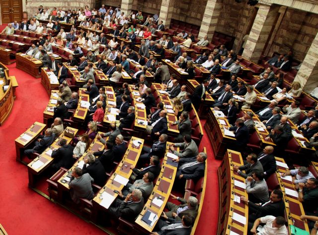 Αντιδράσεις από ΠΑΣΟΚ, ΔΗΜΑΡ, ΣΥΡΙΖΑ για το γένος στις Ένοπλες Δυνάμεις