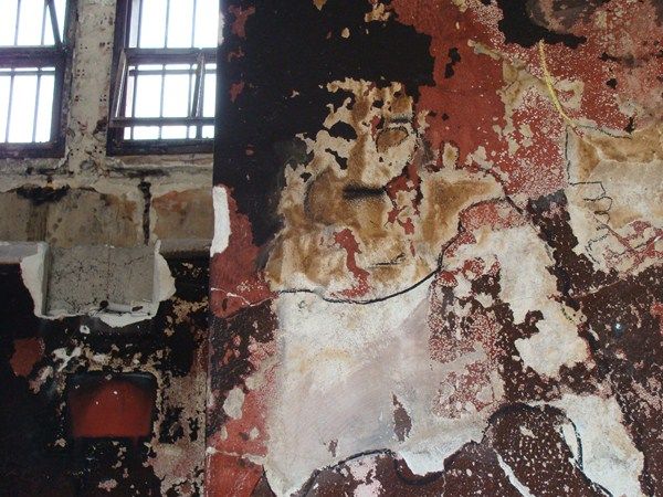 Έργα τέχνης στις στάχτες των φυλακών Κορυδαλλού από τα μέλη του ΚΕΘΕΑ