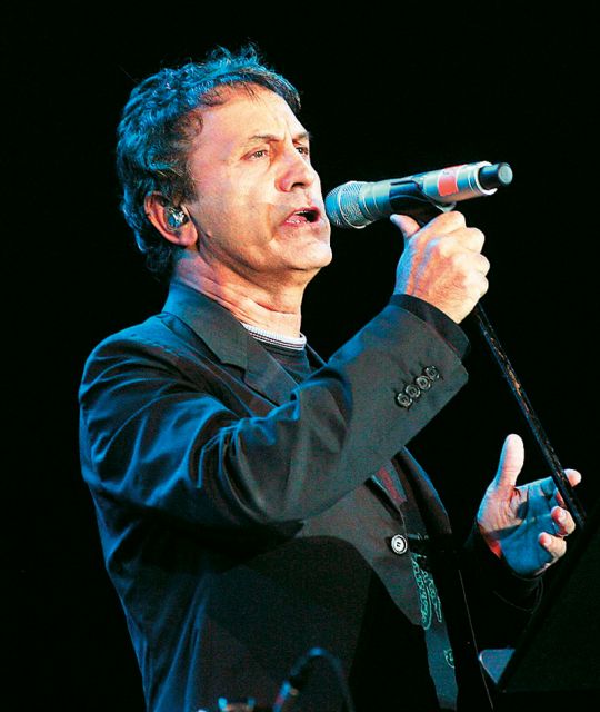 Ο Γιώργος Νταλάρας μαζί με την ισραηλινή ερμηνεύτρια Νόα στο Μέγαρο Μουσικής Αθηνών