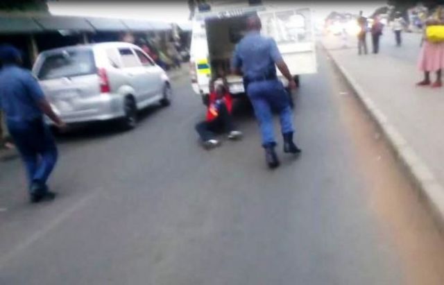 «Έπεσαν κεφάλια» για το πρωτοφανές περιστατικό αστυνομικής βίας στη Νότιο Αφρική