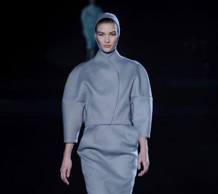 Η νέα κομψότητα του Thierry Mugler από την Εβδομάδα Μόδας του Παρισιού