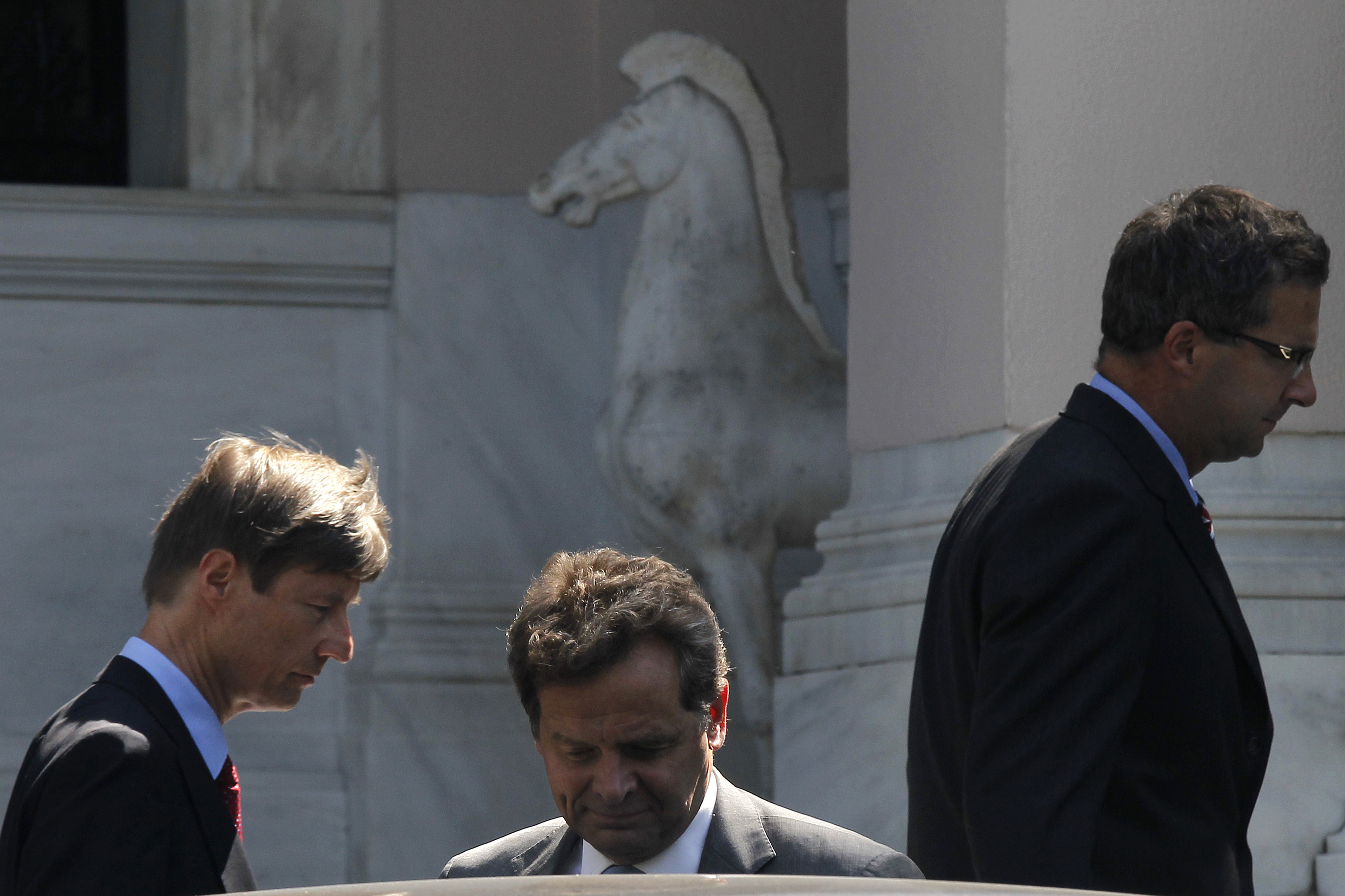 Γραμμή άμυνας αναζητεί η κυβέρνηση απέναντι στις πιέσεις για απολύσεις