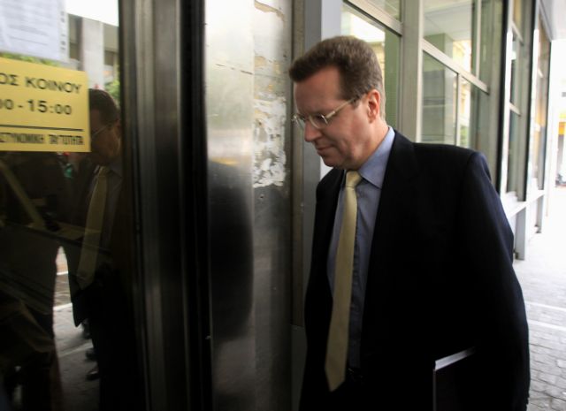 Γραμμή άμυνας η εφεδρεία απέναντι στις πιέσεις για το Δημόσιο