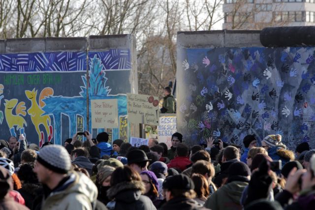 Νέα διαδήλωση στο Βερολίνο για να «σωθεί» ένα κομμάτι του Τείχους