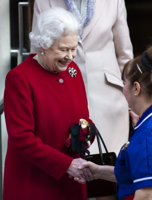 Βγήκε χαμογελαστή από το νοσοκομείο η βασίλισσα Ελισάβετ Β’