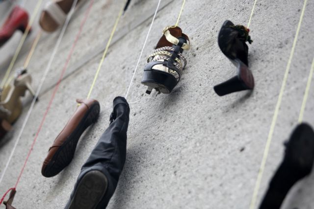 Εγκατάσταση με παπούτσια στη Θεσσαλονίκη για την Ημέρα της Γυναίκας